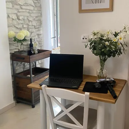 Cozy Seaview Retreat Апартаменти