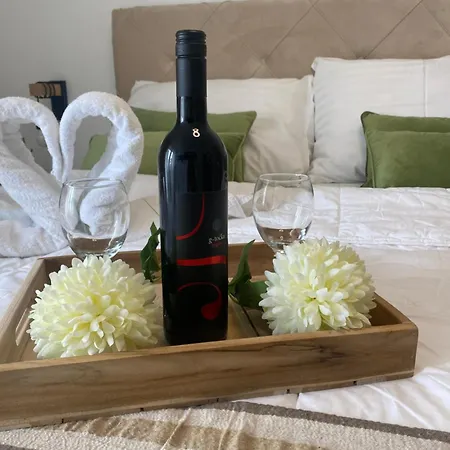 Cozy Seaview Retreat Апартаменти